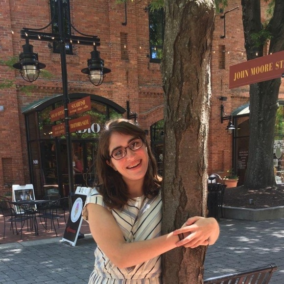 Meet your Posher, Kendall - Picture 1 of 1